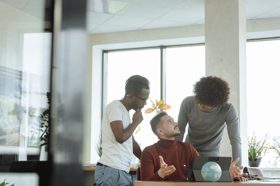 Un team diversificato che collabora con passione in una riunione creativa.